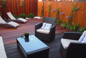 terraza con tarima en madera IPE muebles de jardin