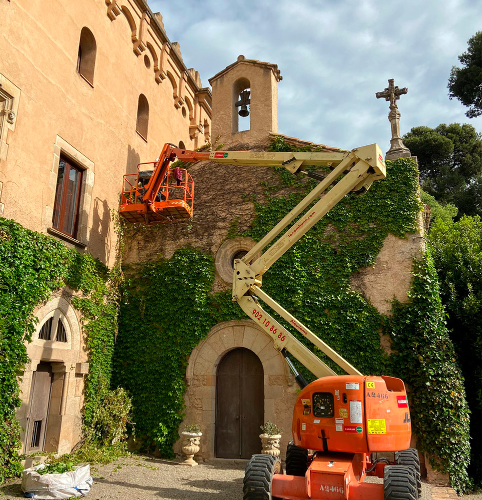 Una grua ajudant a acabar un projecte de jardineria al castell de Sant Marçal.